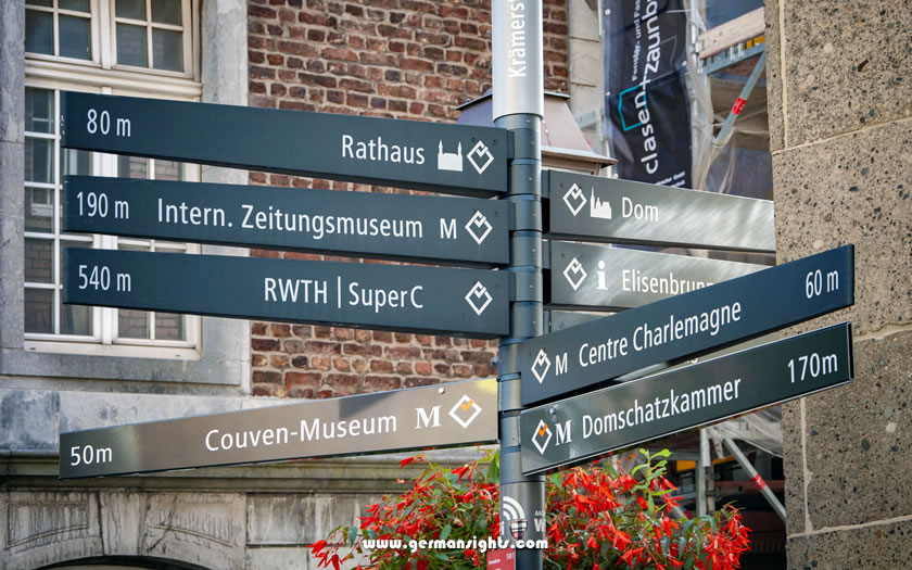 Signposts for the sights in Aachen city centre