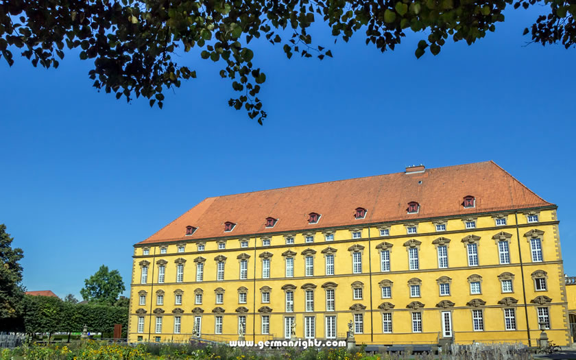 The main building and gardens at Schloss Osnabrück
